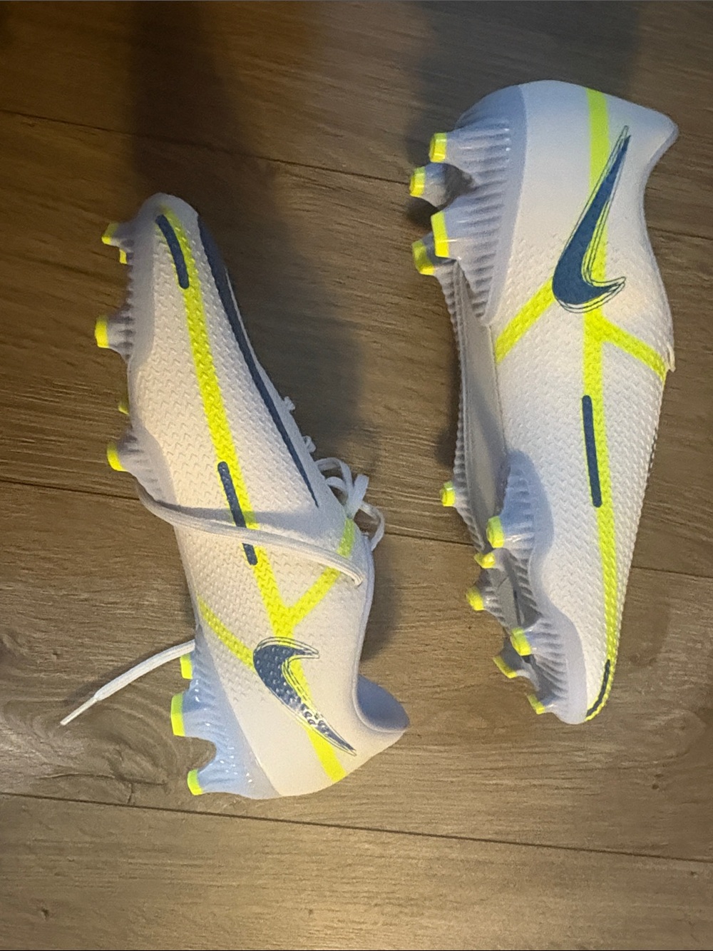 Nike Kids White & Neon Yellow Soccer Cleats youth/men SIZE 6
